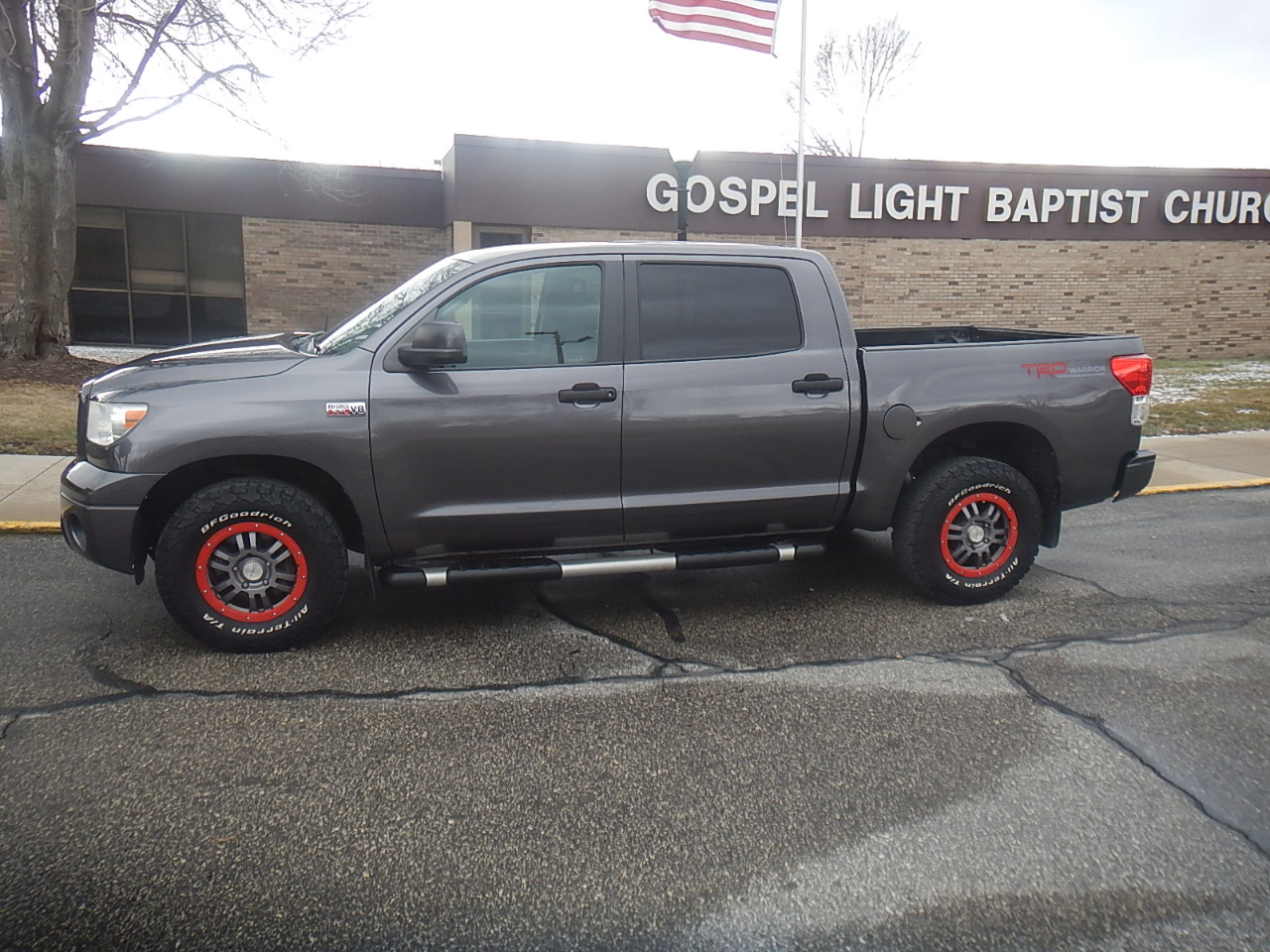 Toyota Tundra Tundra-Grade CrewMax 5.7L 4WD 2011