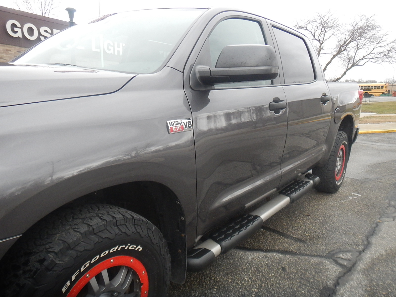 Toyota Tundra Tundra-Grade CrewMax 5.7L 4WD 2011