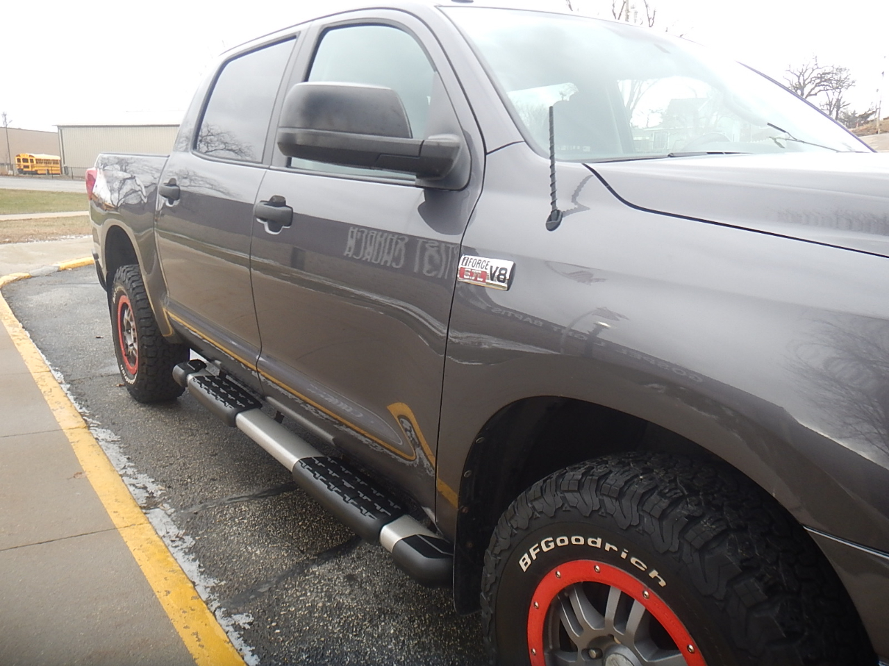 Toyota Tundra Tundra-Grade CrewMax 5.7L 4WD 2011