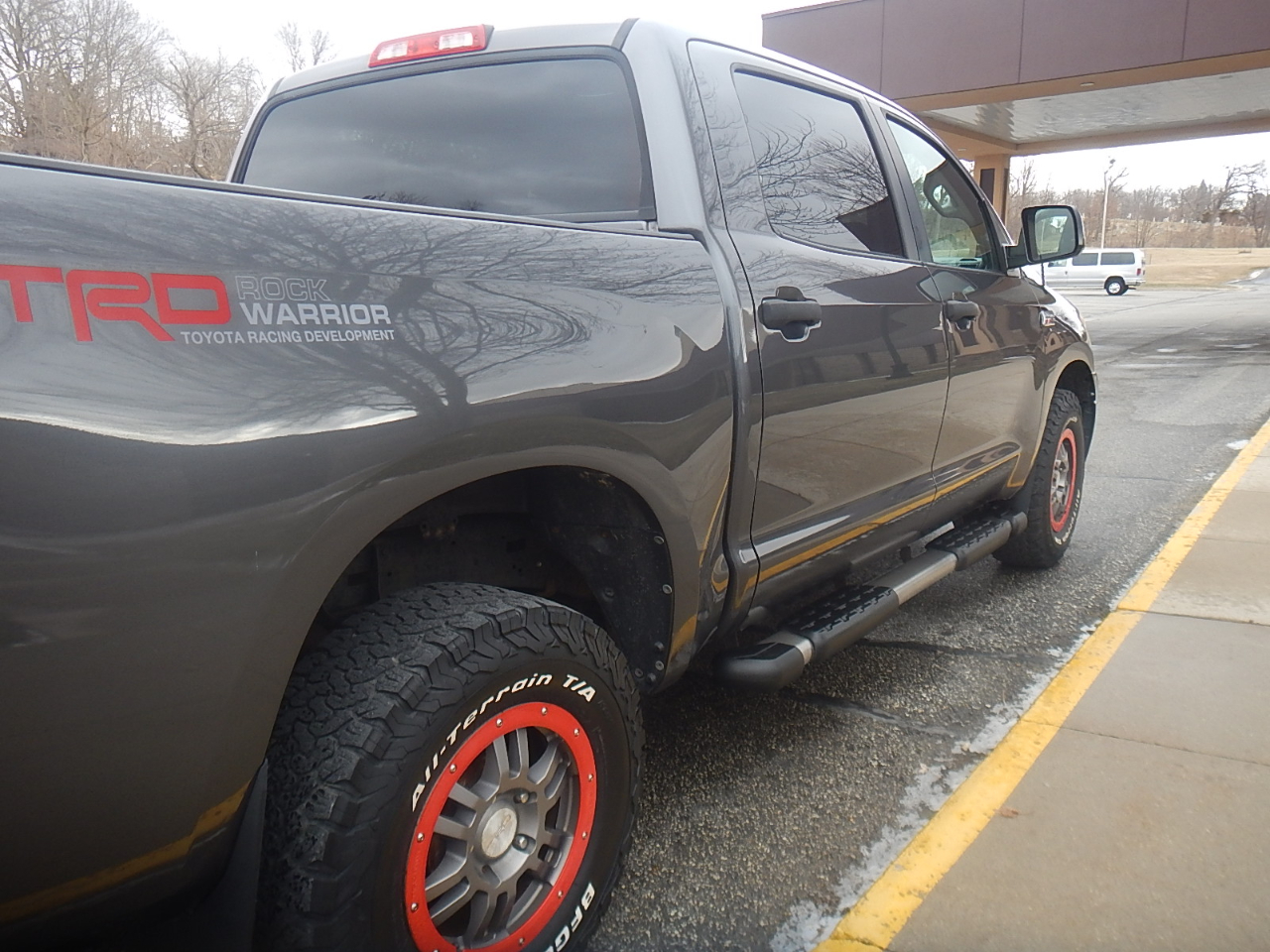 Toyota Tundra Tundra-Grade CrewMax 5.7L 4WD 2011