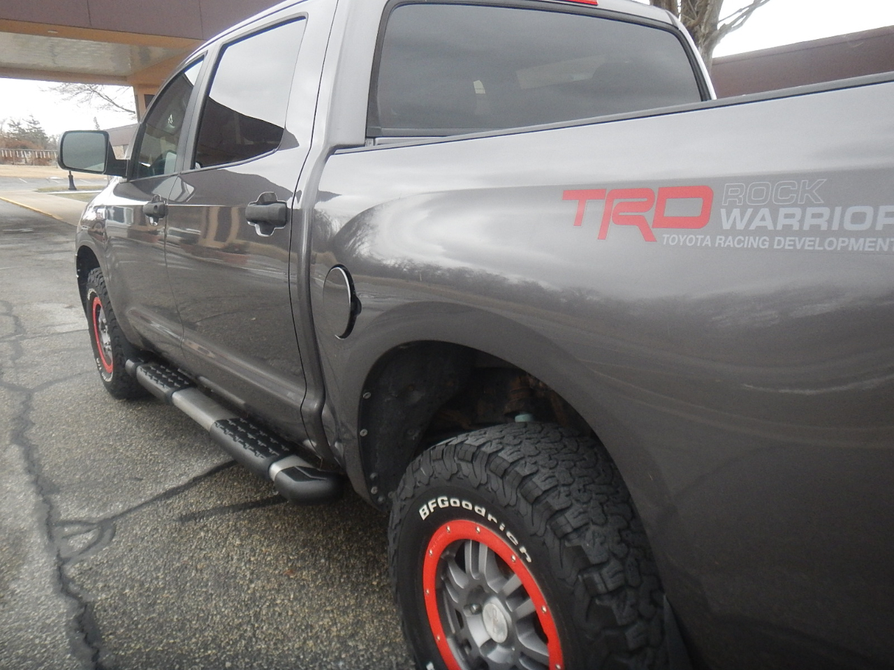 Toyota Tundra Tundra-Grade CrewMax 5.7L 4WD 2011