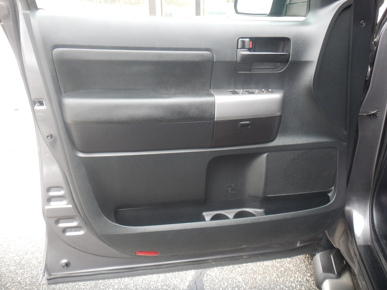 Toyota Tundra Tundra-Grade CrewMax 5.7L 4WD 2011