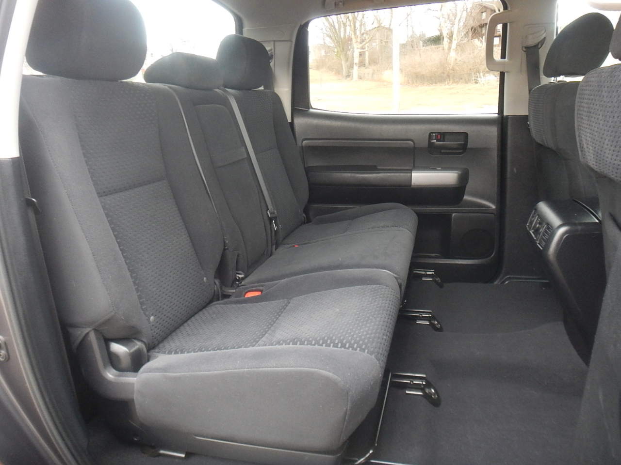 Toyota Tundra Tundra-Grade CrewMax 5.7L 4WD 2011