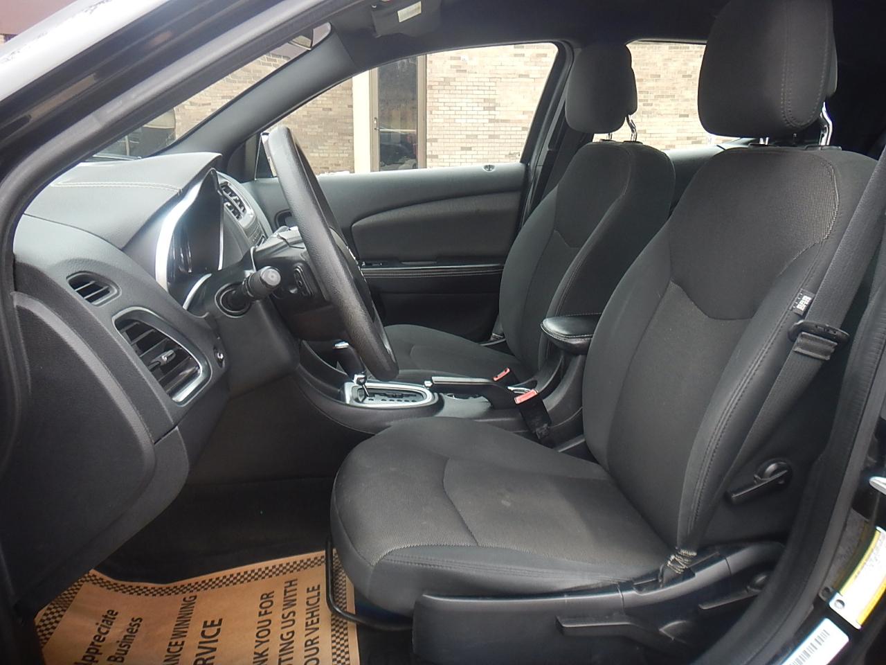 Dodge Avenger 4dr Sdn SE 2012