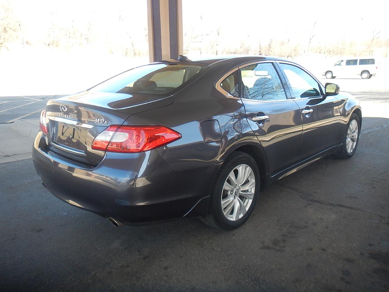 Infiniti M37 4D Sedan AWD 2011
