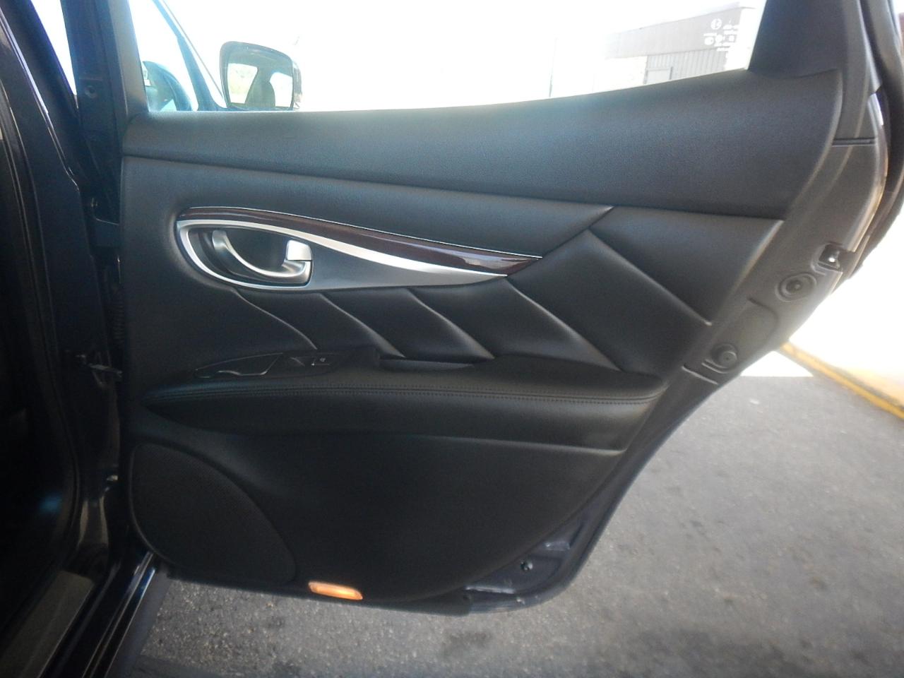 Infiniti M37 4D Sedan AWD 2011