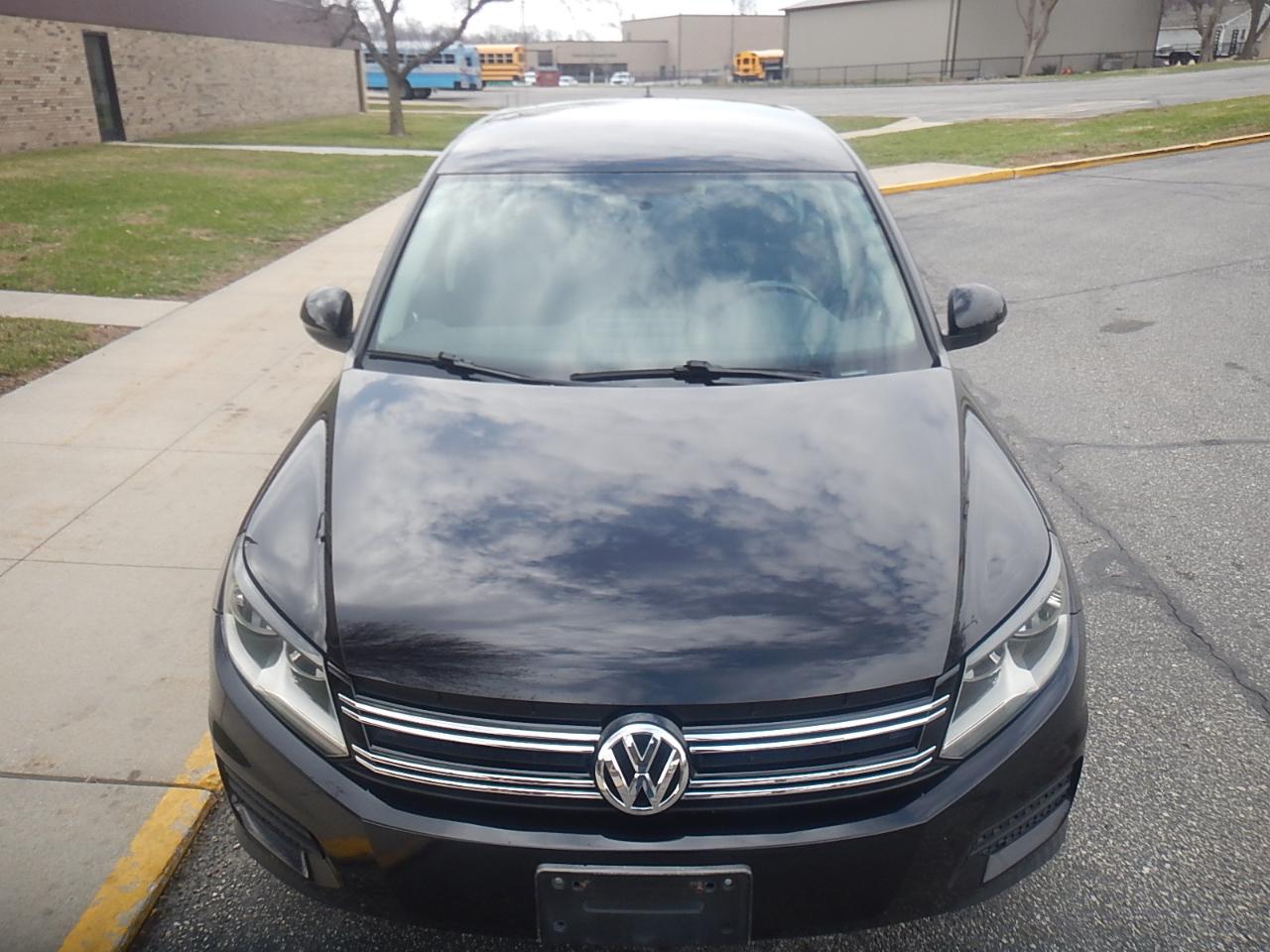 Volkswagen Tiguan S 4D SUV FWD 2013