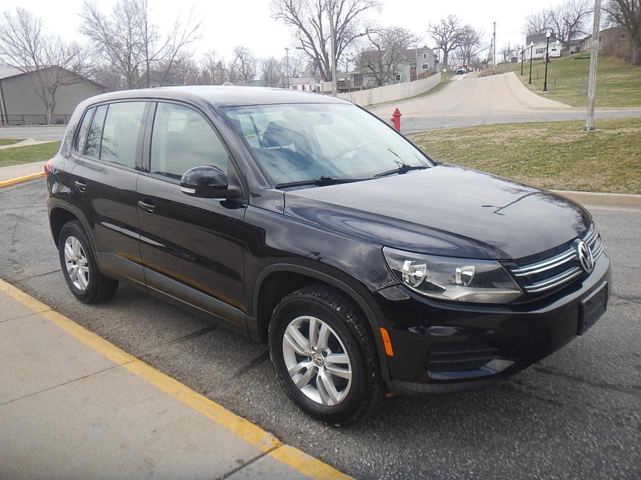 Volkswagen Tiguan S 4D SUV FWD 2013