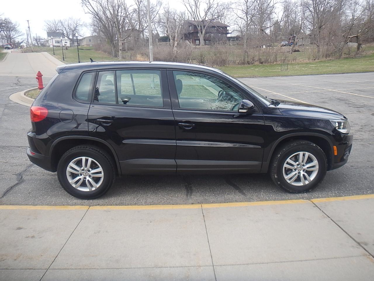 Volkswagen Tiguan S 4D SUV FWD 2013