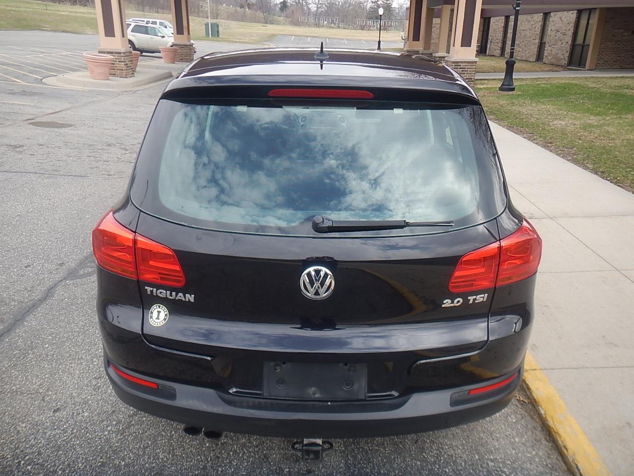 Volkswagen Tiguan S 4D SUV FWD 2013