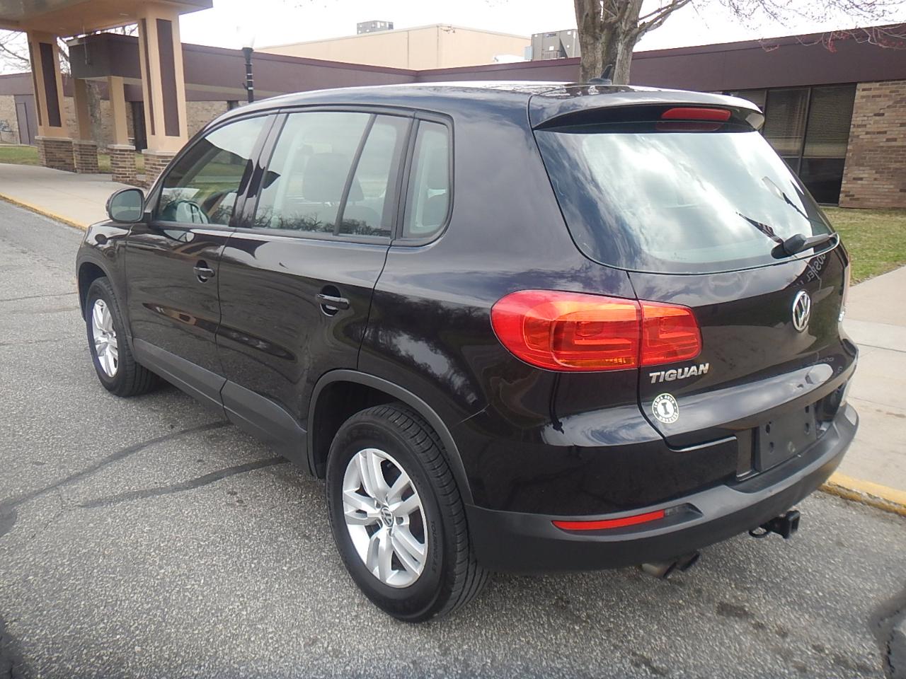 Volkswagen Tiguan S 4D SUV FWD 2013