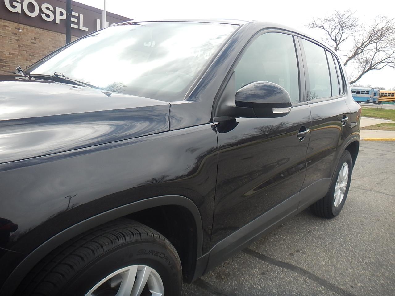 Volkswagen Tiguan S 4D SUV FWD 2013