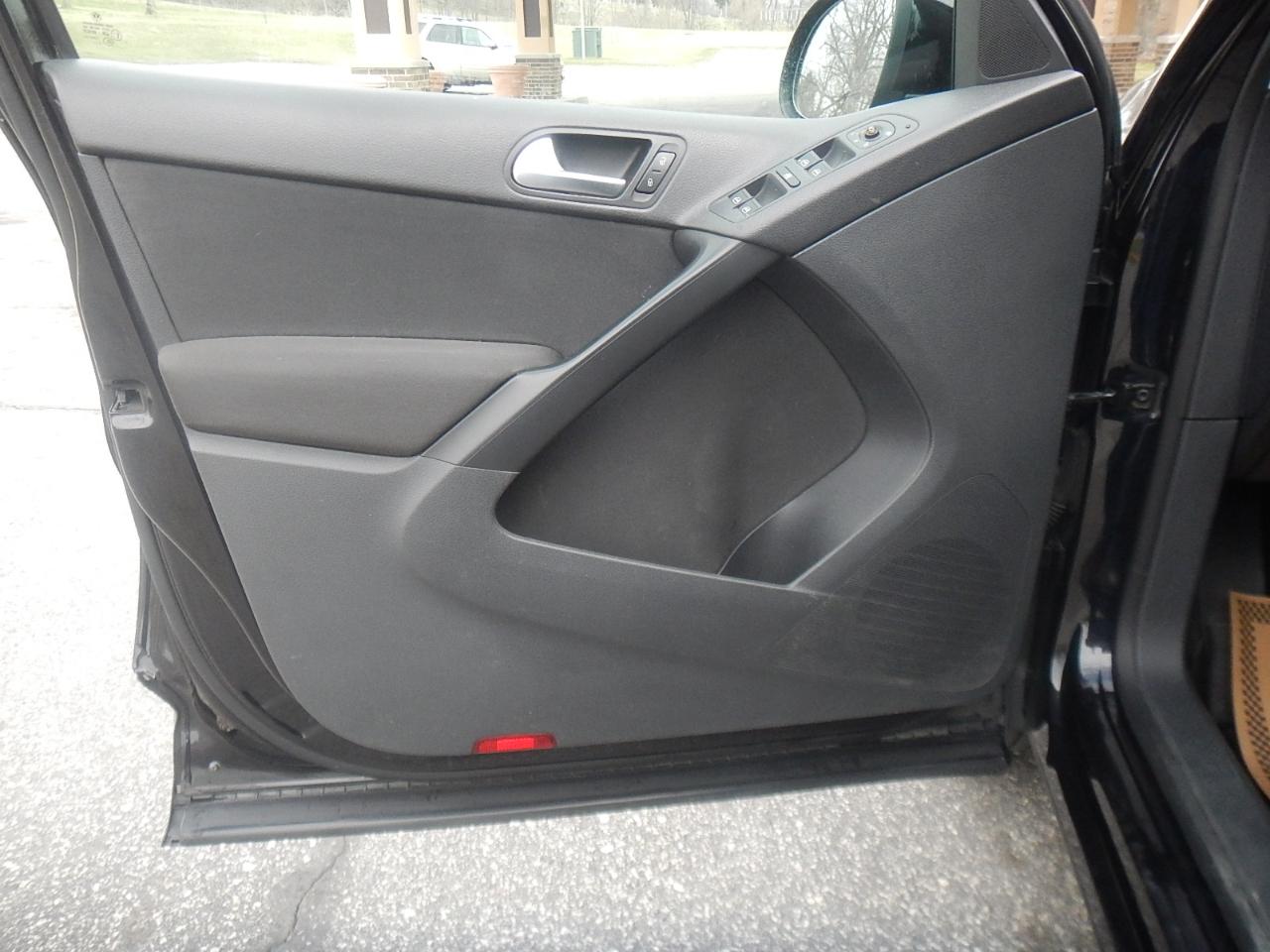 Volkswagen Tiguan S 4D SUV FWD 2013