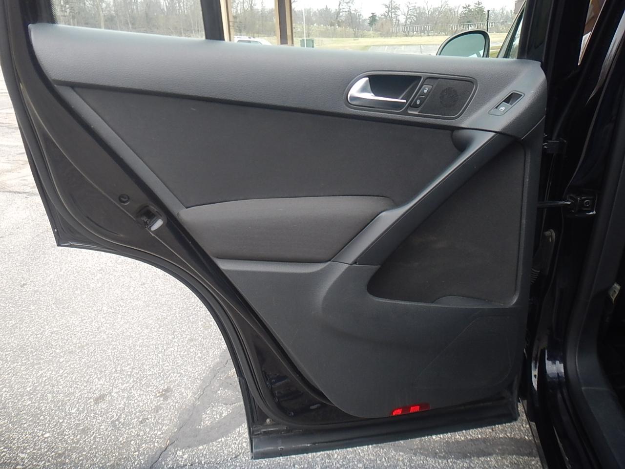 Volkswagen Tiguan S 4D SUV FWD 2013