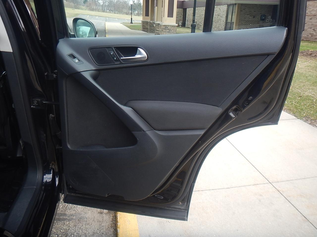 Volkswagen Tiguan S 4D SUV FWD 2013