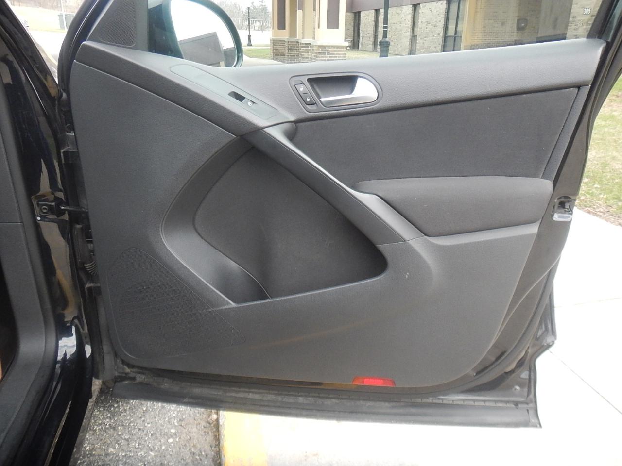 Volkswagen Tiguan S 4D SUV FWD 2013