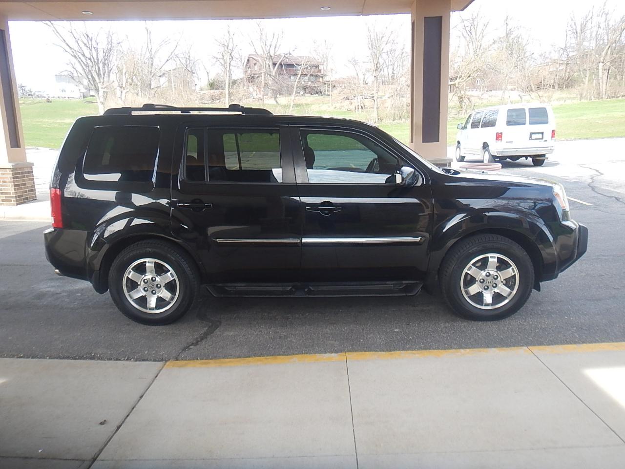 Honda Pilot Touring 4D SUV 4WD w/RES 2010