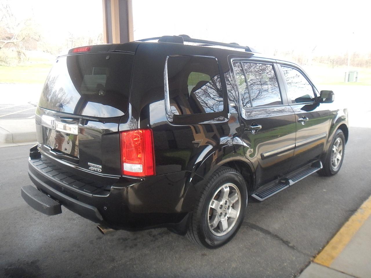 Honda Pilot Touring 4D SUV 4WD w/RES 2010