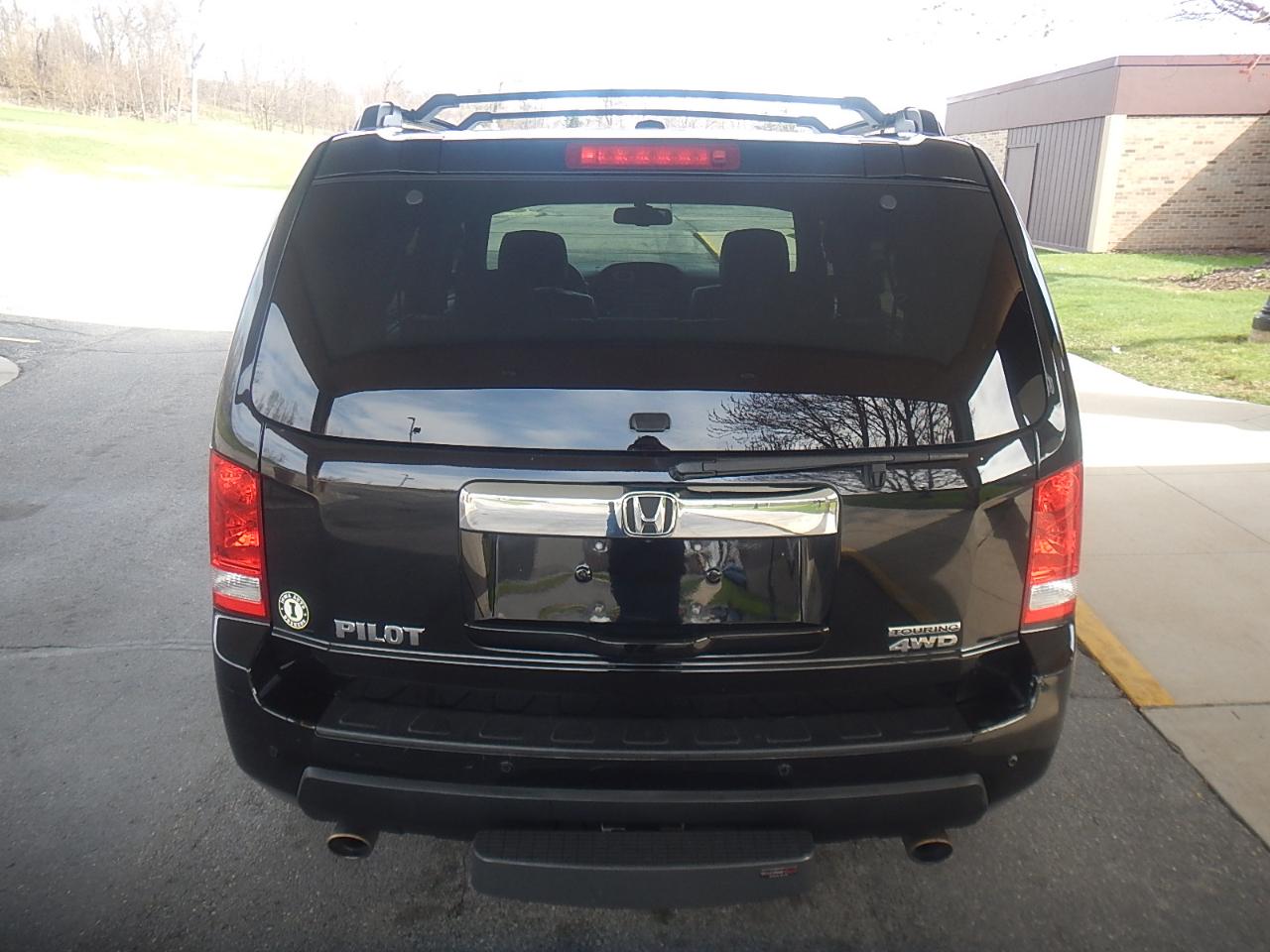 Honda Pilot Touring 4D SUV 4WD w/RES 2010