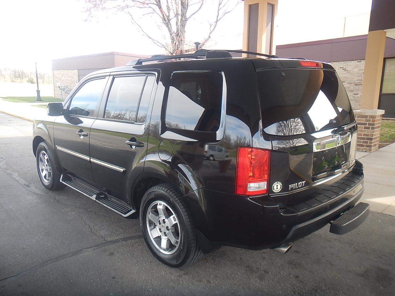Honda Pilot Touring 4D SUV 4WD w/RES 2010