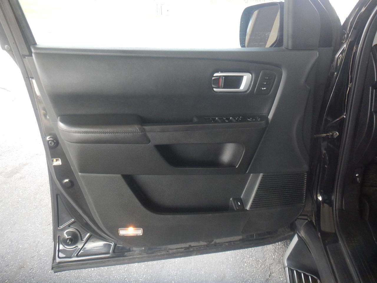 Honda Pilot Touring 4D SUV 4WD w/RES 2010