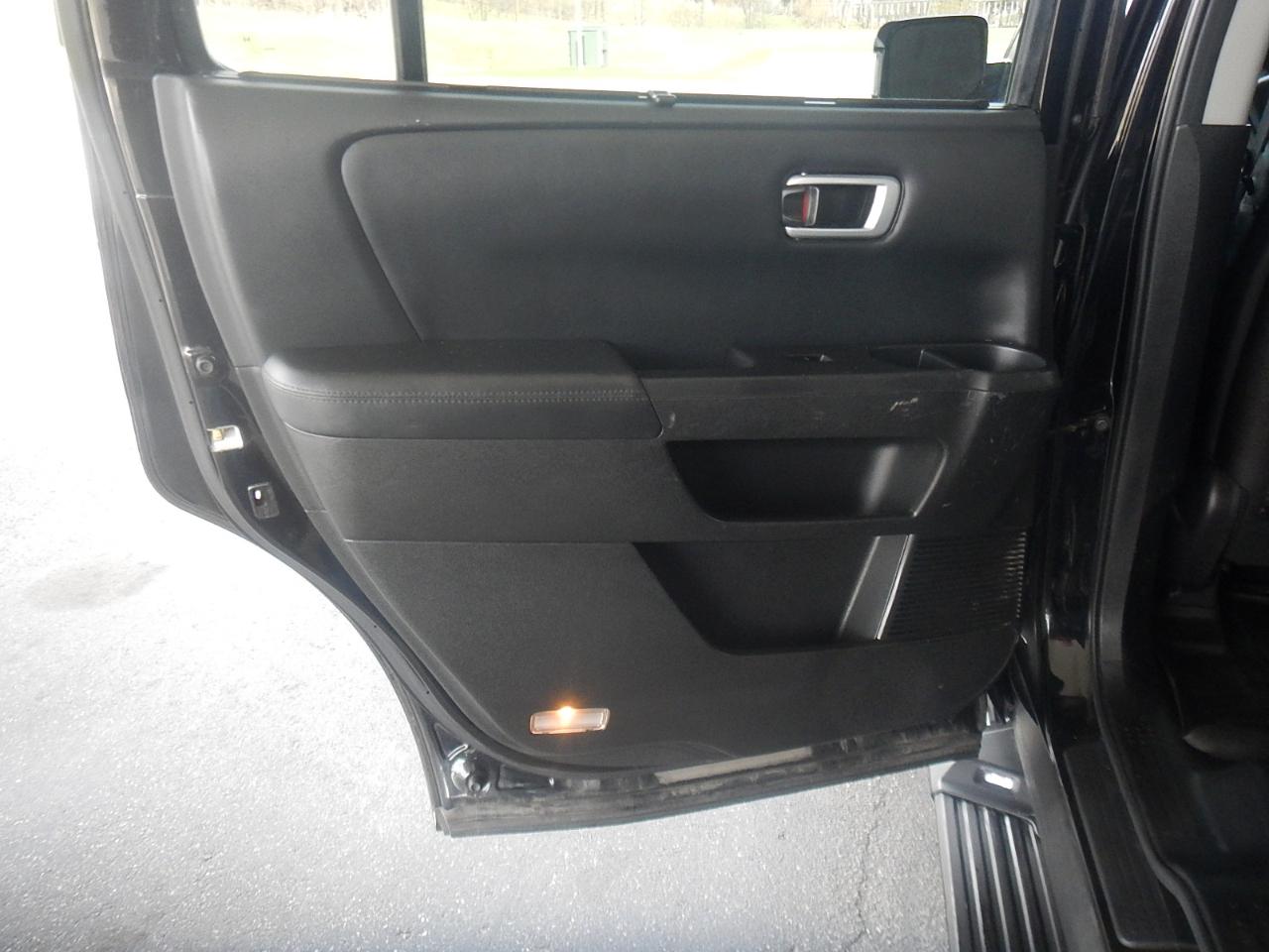 Honda Pilot Touring 4D SUV 4WD w/RES 2010