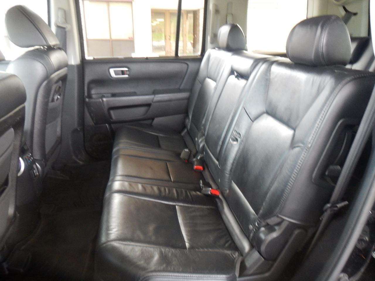 Honda Pilot Touring 4D SUV 4WD w/RES 2010