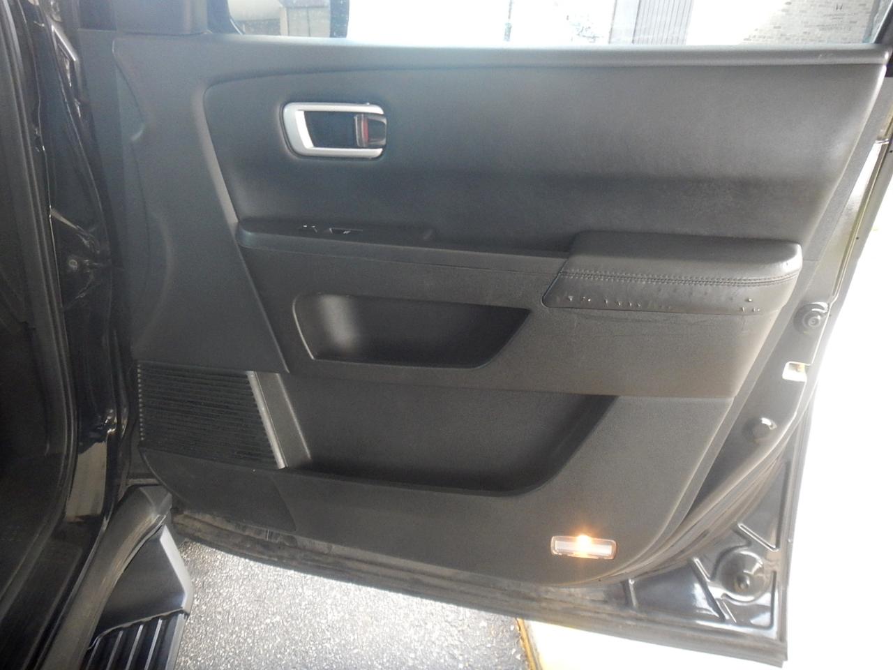 Honda Pilot Touring 4D SUV 4WD w/RES 2010