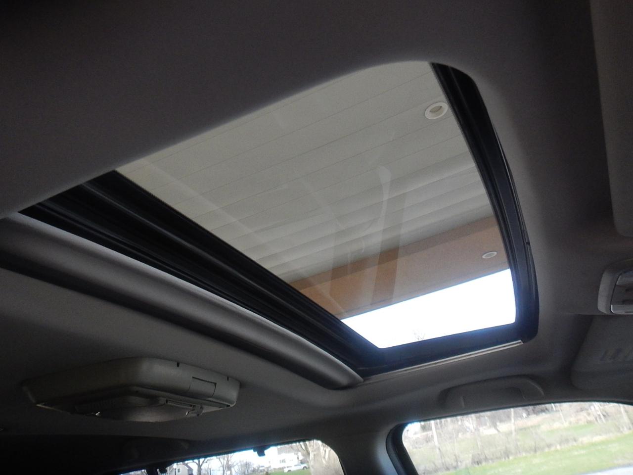 Honda Pilot Touring 4D SUV 4WD w/RES 2010