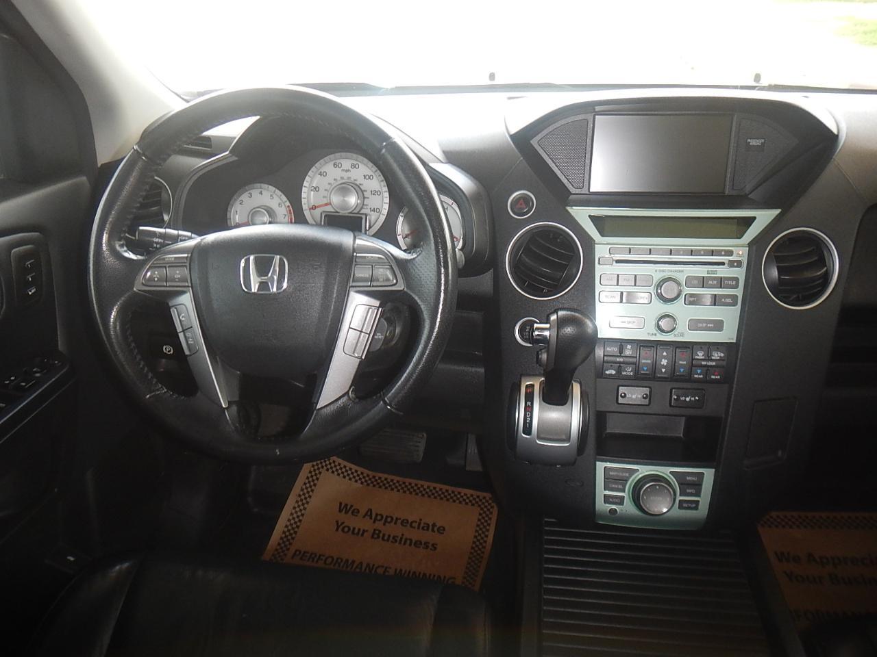 Honda Pilot Touring 4D SUV 4WD w/RES 2010