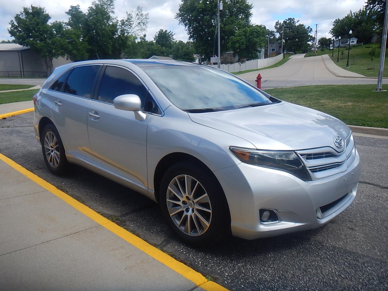 Toyota Venza 4D SUV FWD 4cyl 2010