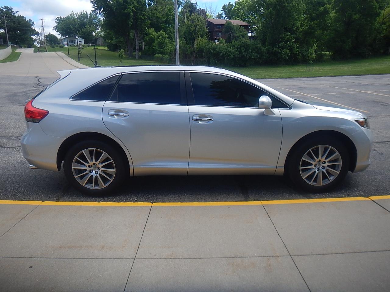 Toyota Venza 4D SUV FWD 4cyl 2010