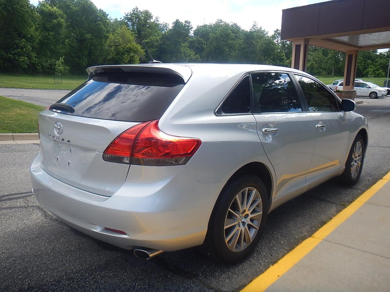 Toyota Venza 4D SUV FWD 4cyl 2010
