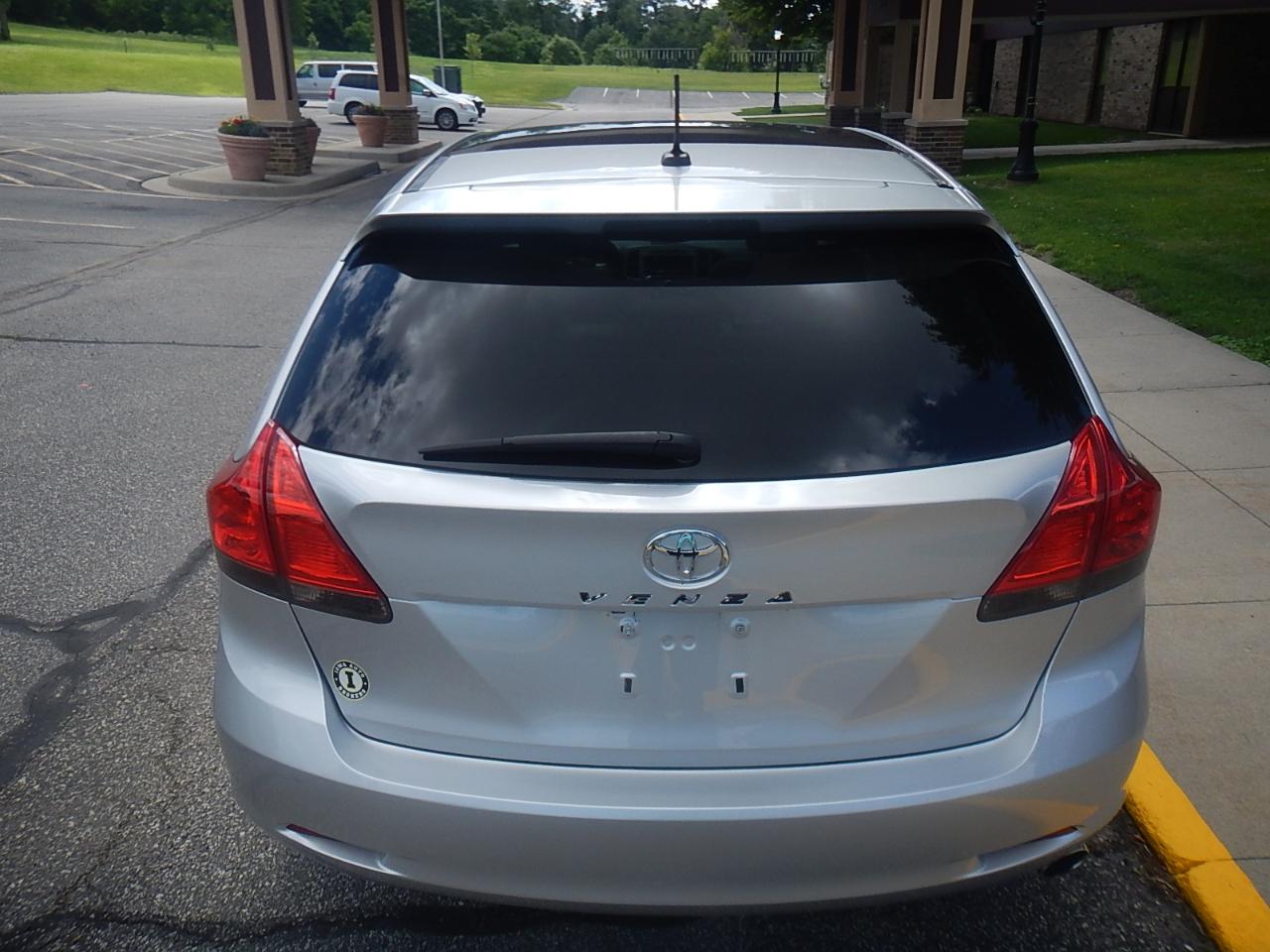 Toyota Venza 4D SUV FWD 4cyl 2010