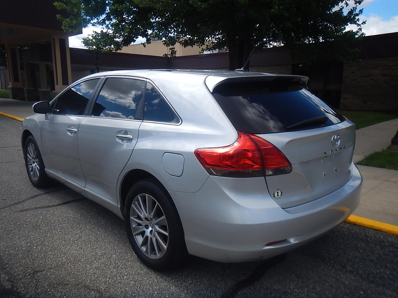 Toyota Venza 4D SUV FWD 4cyl 2010