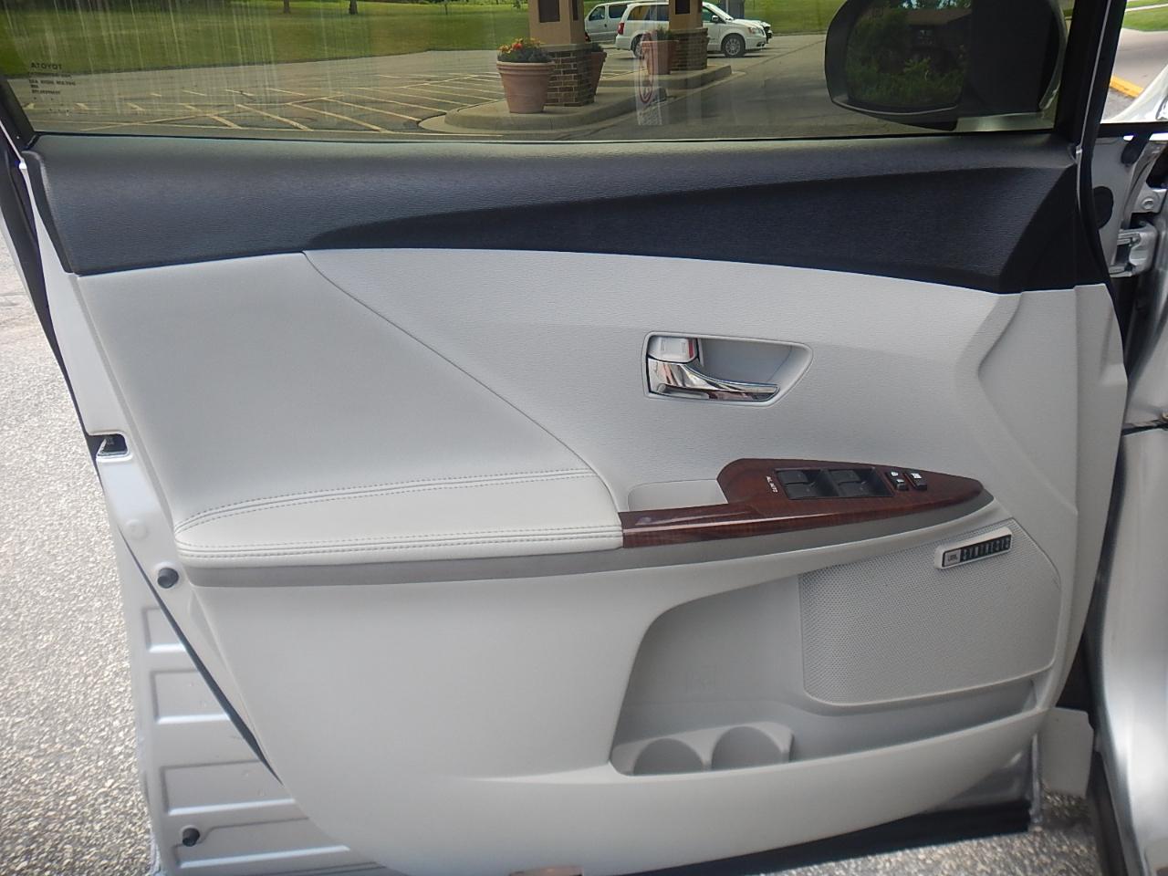 Toyota Venza 4D SUV FWD 4cyl 2010