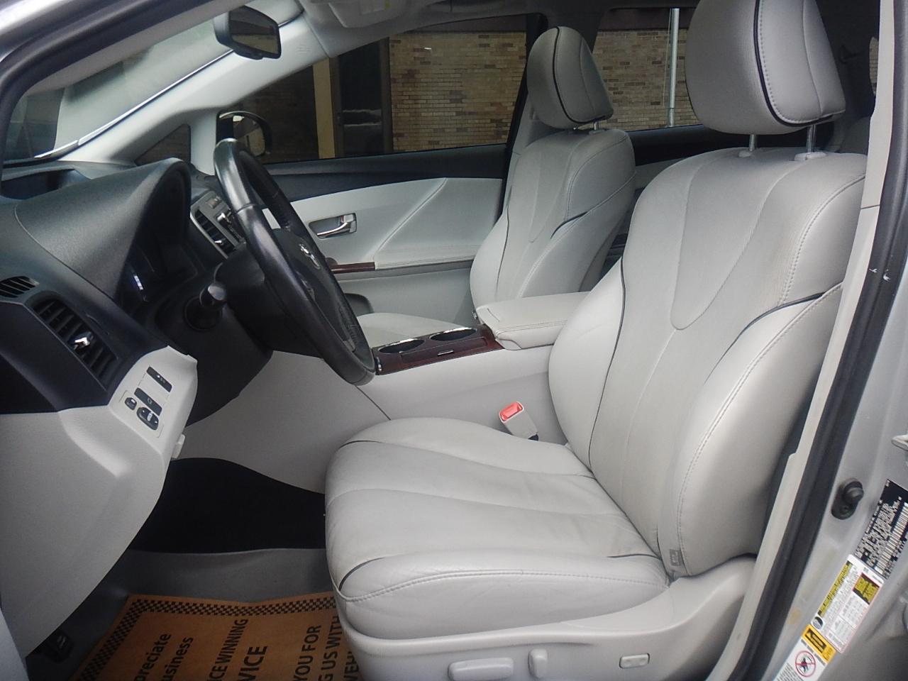 Toyota Venza 4D SUV FWD 4cyl 2010