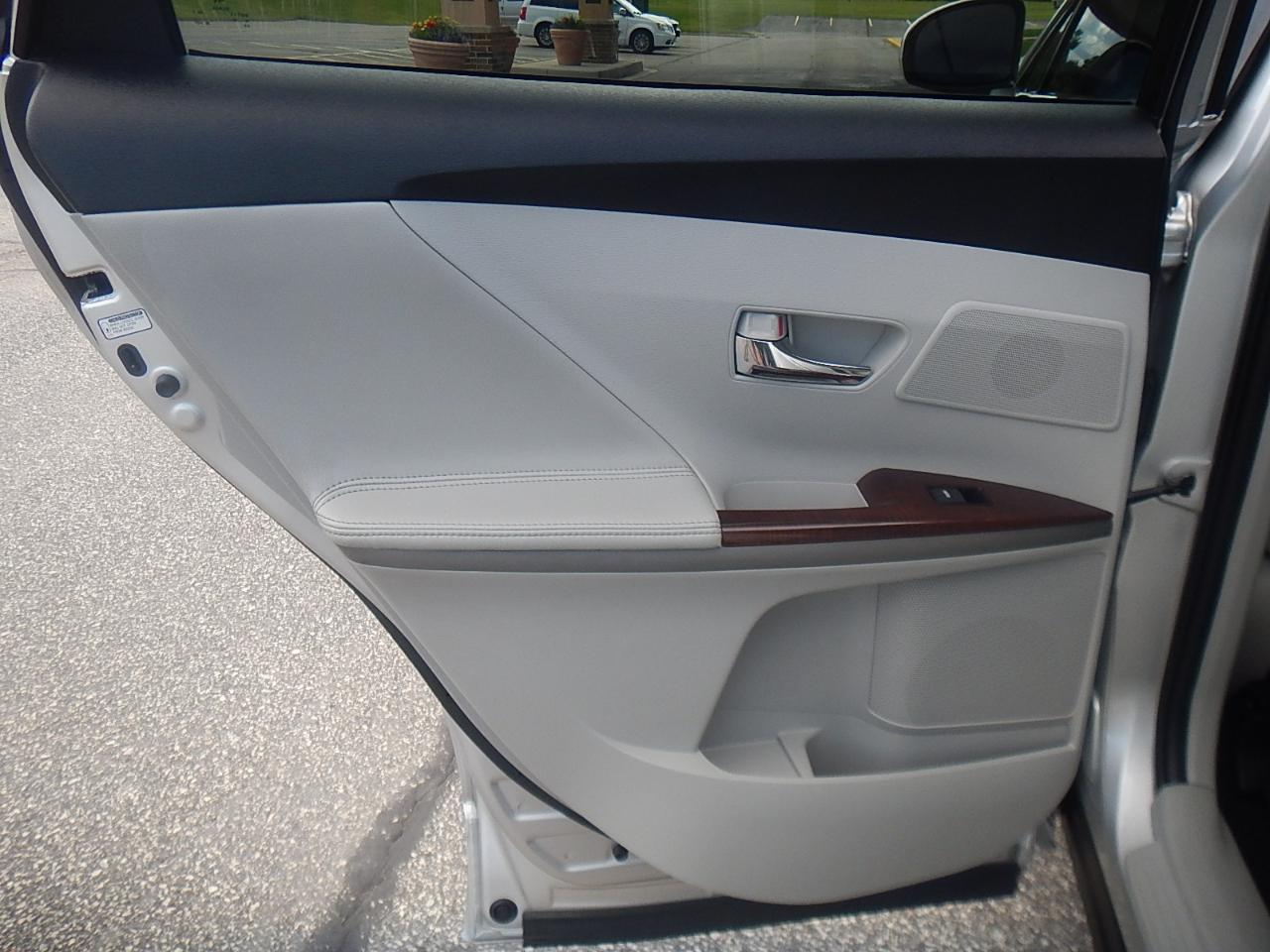 Toyota Venza 4D SUV FWD 4cyl 2010