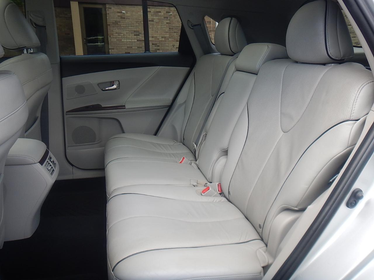 Toyota Venza 4D SUV FWD 4cyl 2010