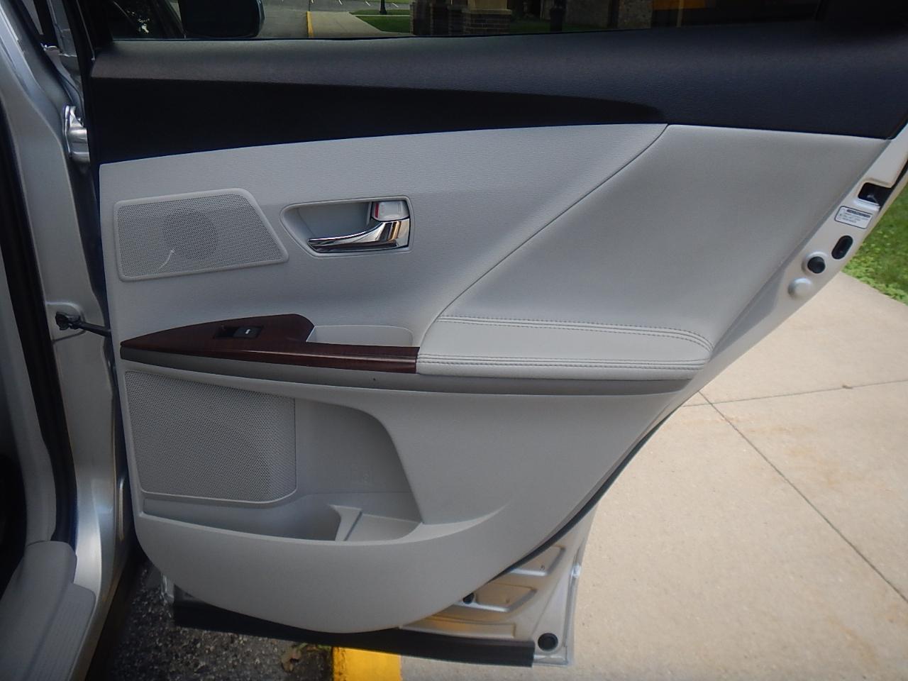 Toyota Venza 4D SUV FWD 4cyl 2010