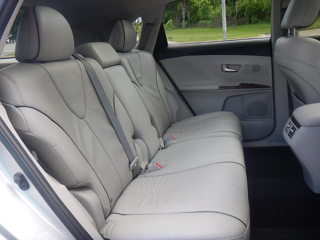 Toyota Venza 4D SUV FWD 4cyl 2010