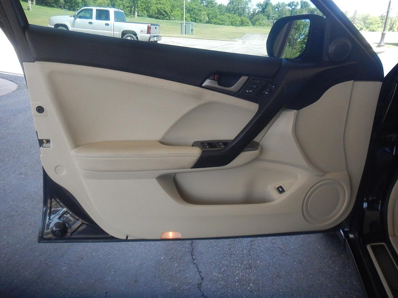 Acura TSX V6 5-Speed AT with Tech Package 2010