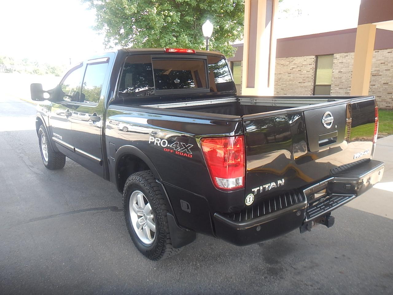Nissan Titan PRO-4X Crew Cab 4WD 2012