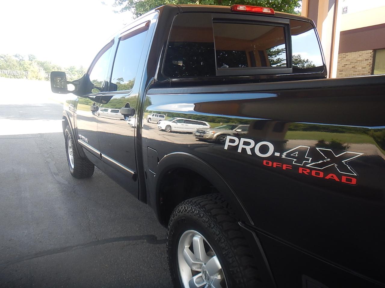 Nissan Titan PRO-4X Crew Cab 4WD 2012