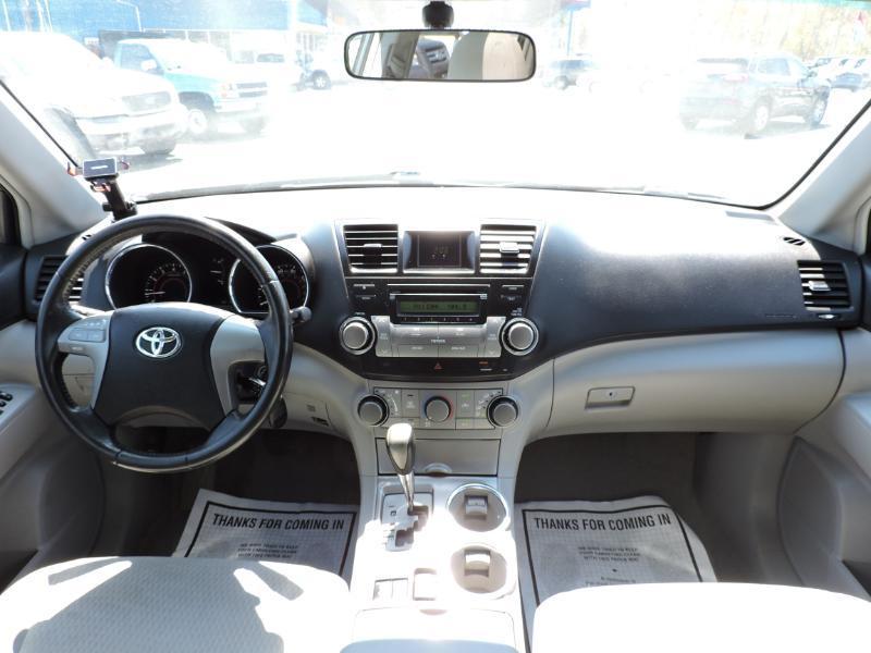 Toyota Highlander Base 4WD 2010