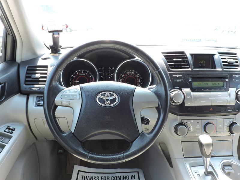 Toyota Highlander Base 4WD 2010