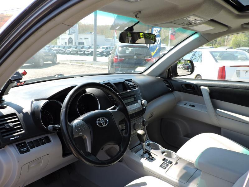 Toyota Highlander Base 4WD 2010