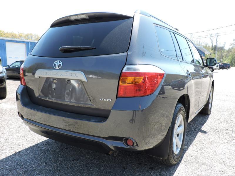 Toyota Highlander Base 4WD 2010