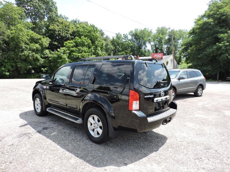 Nissan Pathfinder LE 2WD 2011