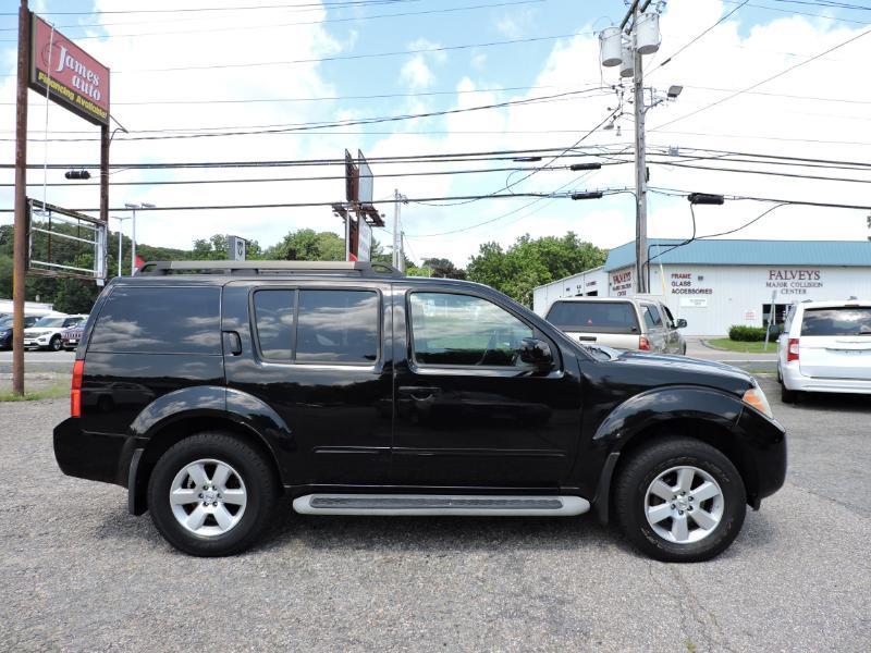 Nissan Pathfinder LE 2WD 2011